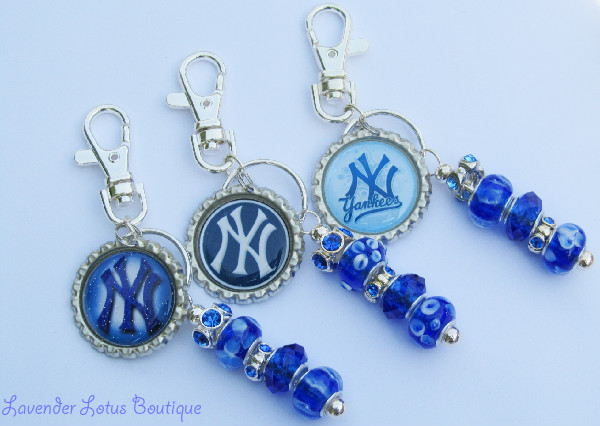 New York Yankees Bag/Keyring Bling-New York Yankees, New York, NY, blue, white, bottlecap, bling, keychain, bag, backpack, Yankee fan gift, Yankees, NY Yankee keychain, NY Yankee fan, Yankee blue and white, beaded keychain, bottlecap keychain, bottlecap bag bling,